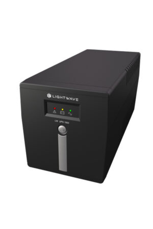 Modèle : LW UPS 1500 VA (Catégorie line‑interactive)  Capacité réelle : jusqu’à 900 W (1500 VA)  Régulation : AVR pour stabilisation automatique sans passer par la batterie lors de variations légères  Batterie : intégrée, remplaçable (généralement 2 × 12 V / 7 Ah)  Fonctions de secours : permet une sauvegarde en douceur (10–20 minutes selon charge moyenne)  Protection : surtension, sous‑tension, surcharge et court‑circuit  Sorties disponibles : 4 à 6 prises (alimentation protégée ou uniquement parasurge selon la version)  Temps de transfert : 4–8 ms – transition rapide vers batterie  Interface de supervision : LEDs d’état indiquant tension, charge, niveau de batterie  Installation : facile en Plug & Play, aucun logiciel requis  Compatibilité : PC, routeur, modem, NAS, imprimante, console, etc.